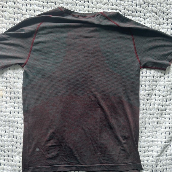 Men’s Large Lululemon Metal Tech Blue and Red. Short Sleeve size large. - Picture 3 of 6